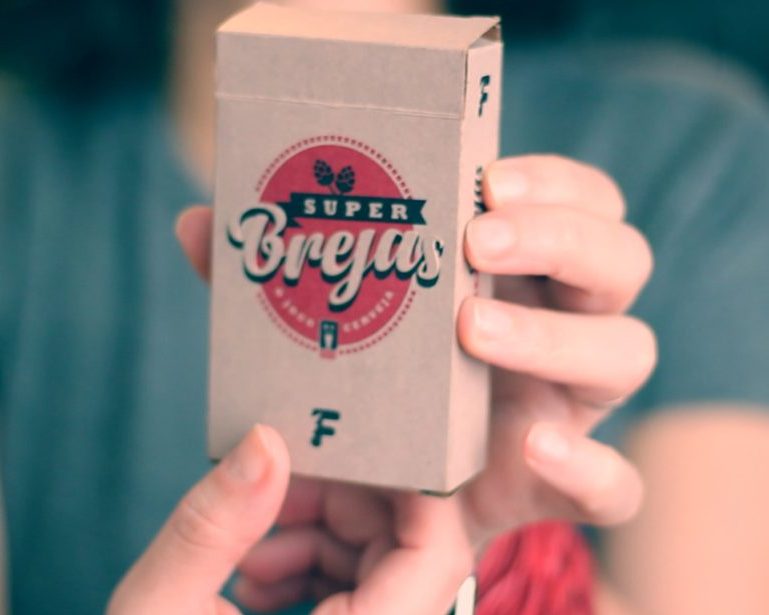 Super brejas é um jogo de cartas compara atributos de 50 estilos de cervejas de 9 países