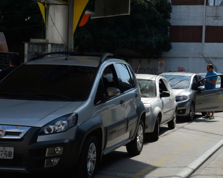 Greve atrapalha e produção industrial de bebida alcoólica cai 13% em maio