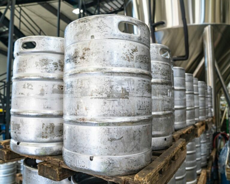 Fabricação de bebidas alcoólicas sobe 20% e se descola da indústria nacional