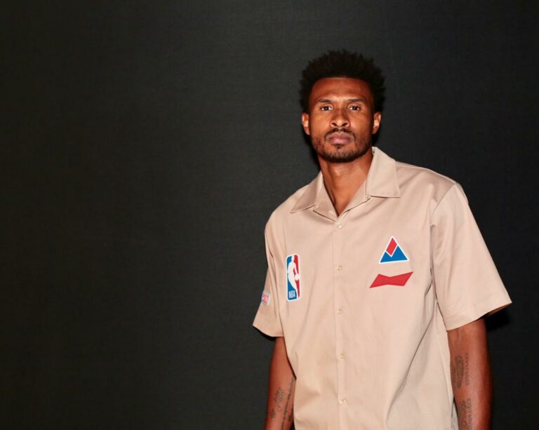 Campeão da NBA, Leandrinho estrela coleção de roupas da Budweiser