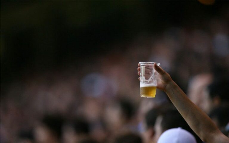 Aprovada pelo legislativo, cerveja em estádios de SP será vetada por Dória
