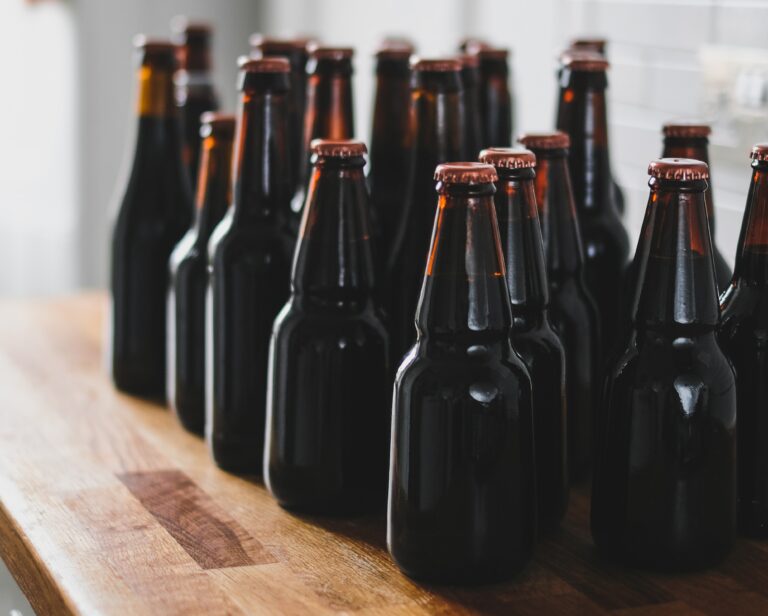 Produção de bebidas alcoólicas encolhe pela 1ª vez e acompanha indústria nacional