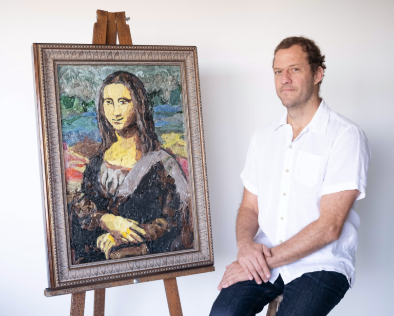 Corona cria exposição que reproduz obras clássicas com sacolas plásticas