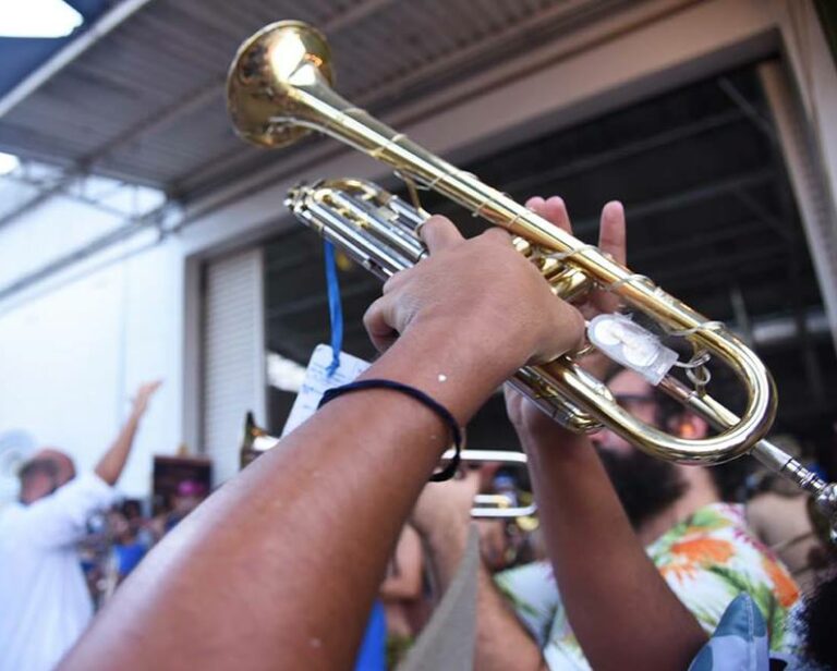 Com colaborativas e BNegão tocando Tim Maia Racional, Tarantino faz festa de 1 ano