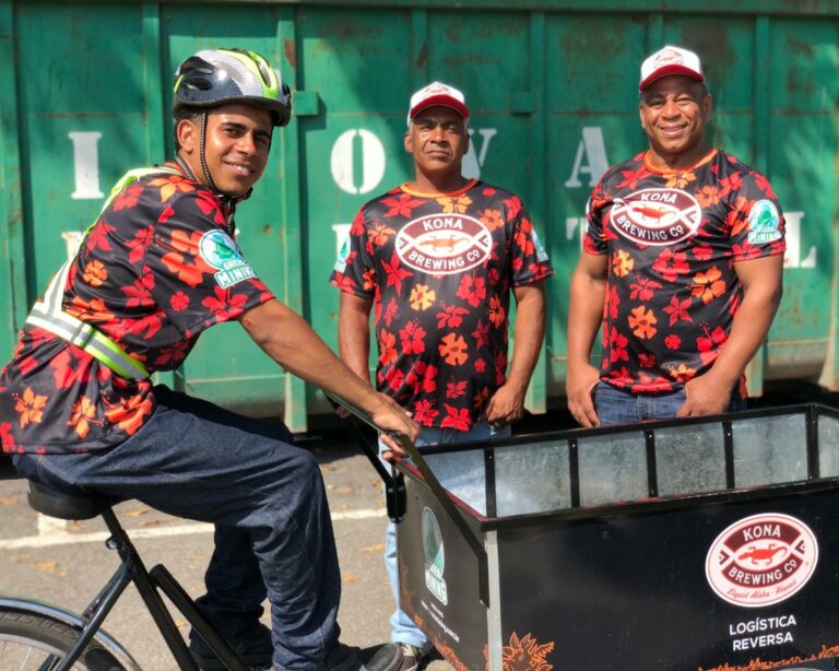 Cervejaria havaiana promove reciclagem de vidro na Lapa carioca
