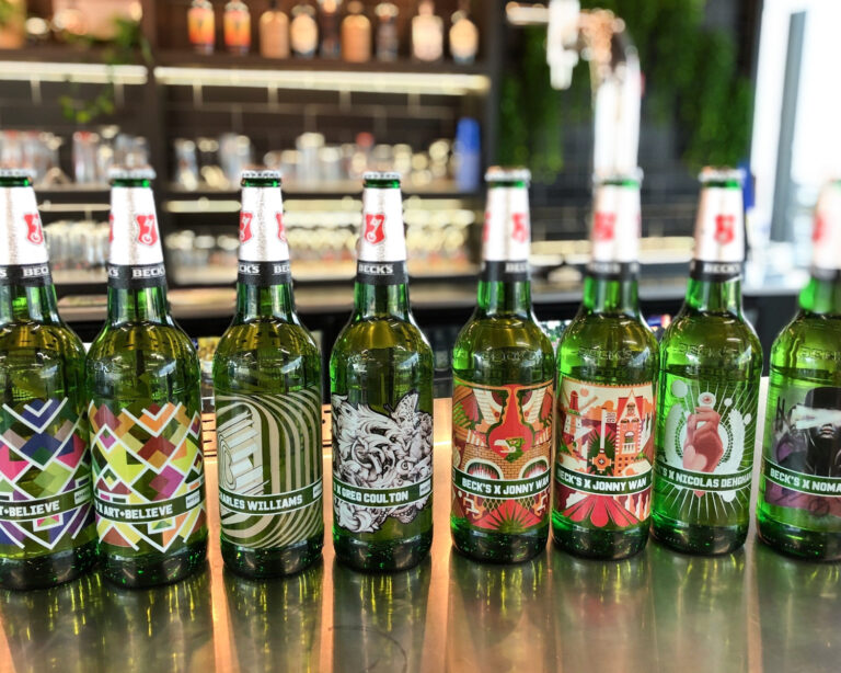 AB InBev testa impressão direta de rótulos em garrafas no Reino Unido