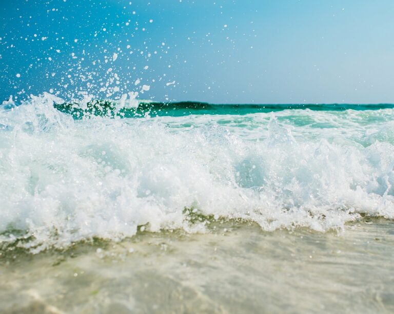 Ambev reforça ligação com a praia em festas da Corona e da Kona