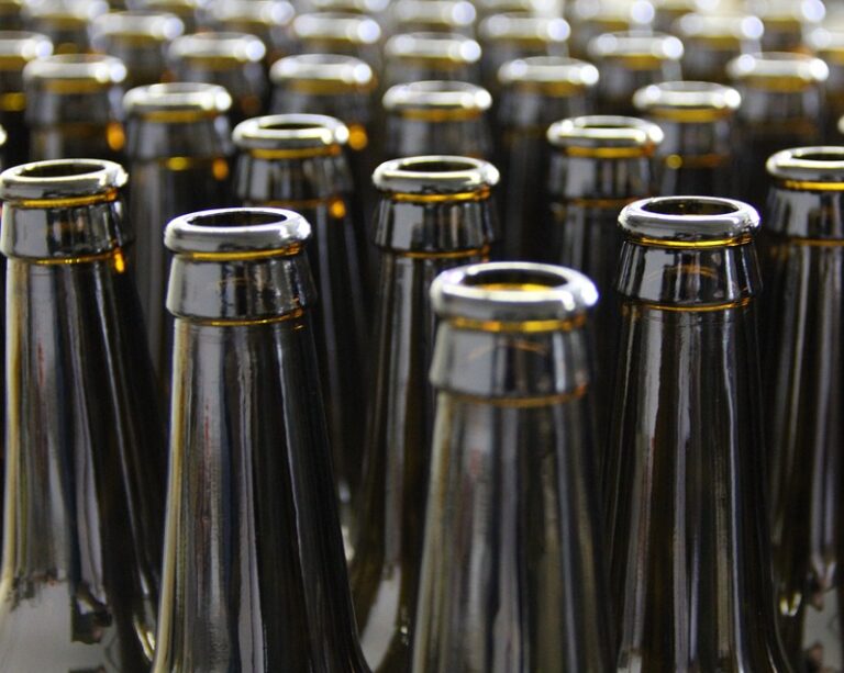 Indústria cai no Brasil, mas produção de bebidas alcoólicas sobe pelo 3º mês