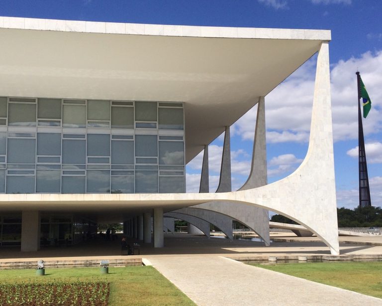 Governo cria linha de crédito para salários de pequenas empresas e auxilia setor cervejeiro