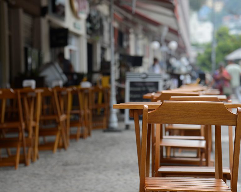 Receosos, consumidores vão priorizar segurança na reabertura dos bares