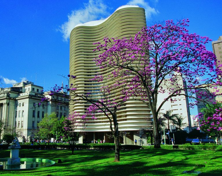 Com recorde de mortes pela Covid-19, BH volta a fechar bares após impasse jurídico