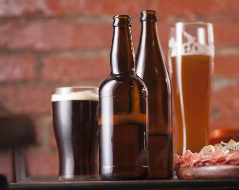 Garrafas de vidro unem baixo risco de mudar sabor com menor poluição, diz especialista