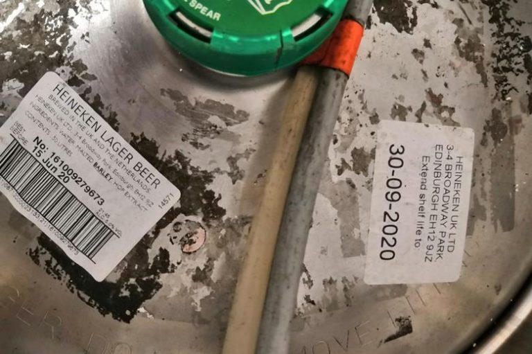 Prorrogação da validade de barris para pubs britânicos coloca Heineken em polêmica