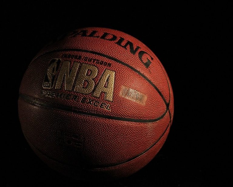 Budweiser cria desafio a consumidores para celebrar playoffs da NBA
