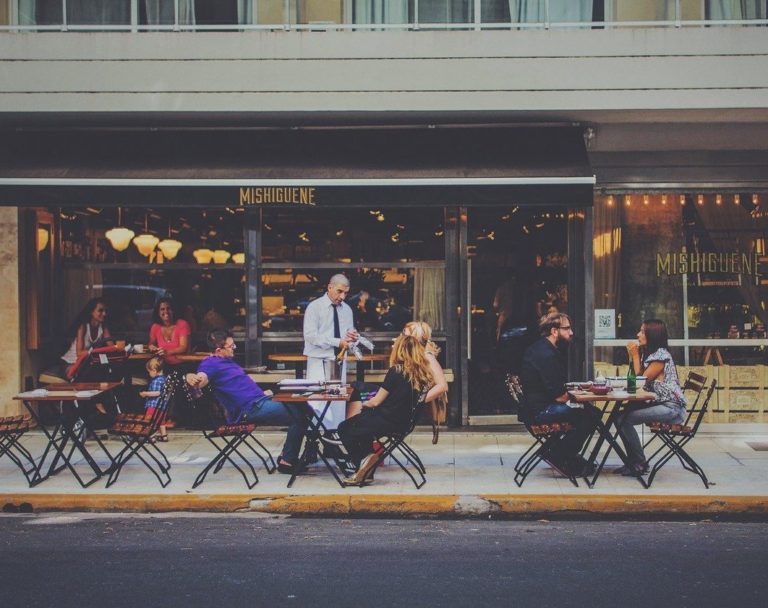 Bares reabrem com menos da metade da força de trabalho pré-crise, diz pesquisa