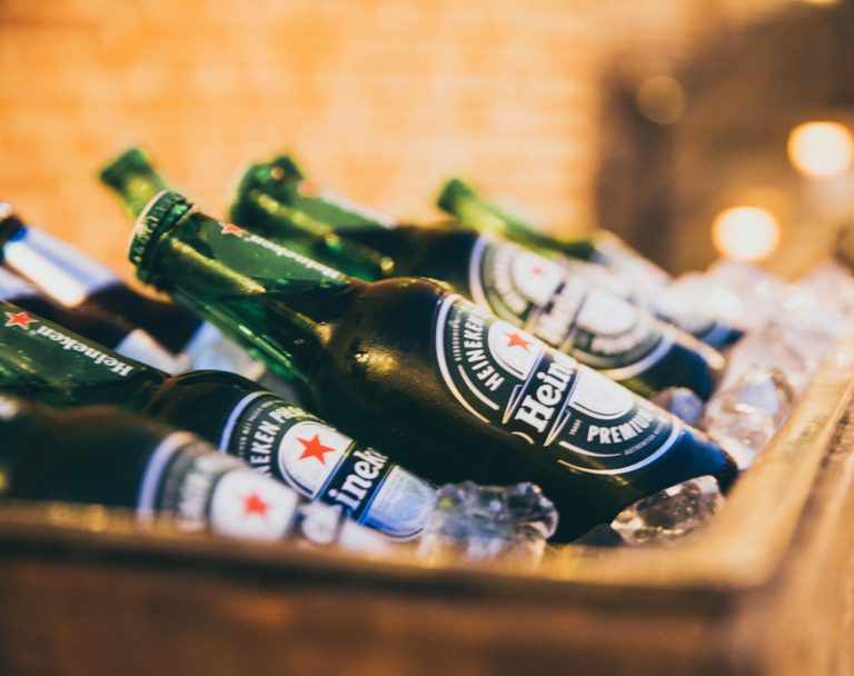 Heineken sobe preço da cerveja no Brasil e aponta alta do dólar como justificativa