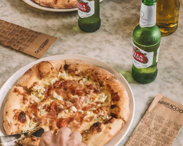 Em parceria, Stella Artois une paixões à mesa em pizza com cerveja na massa