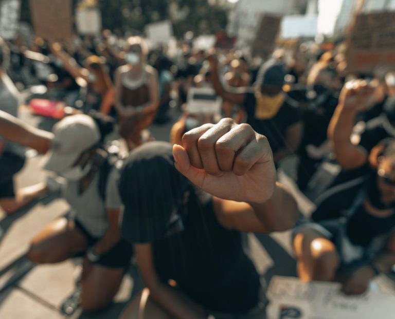 Beer Summit: Combater o negacionismo é fundamental na luta contra o racismo