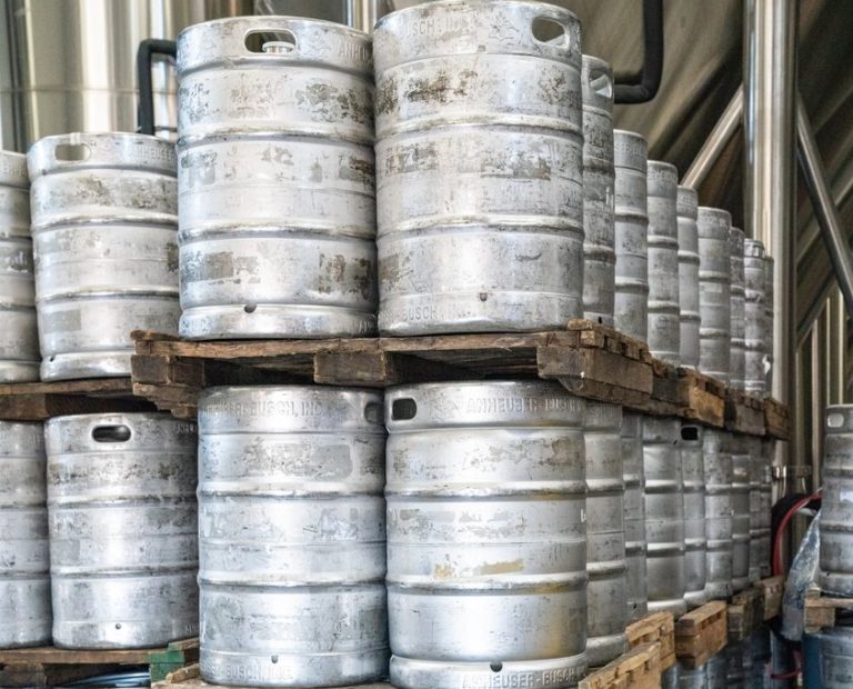 Fabricação de bebidas alcoólicas cresce pelo 6º mês seguido e amplia recuperação