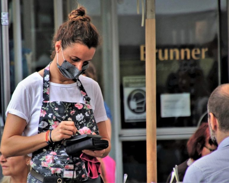 Restaurantes e bares só retomarão nível pré-crise em 2 anos, projeta Abrasel