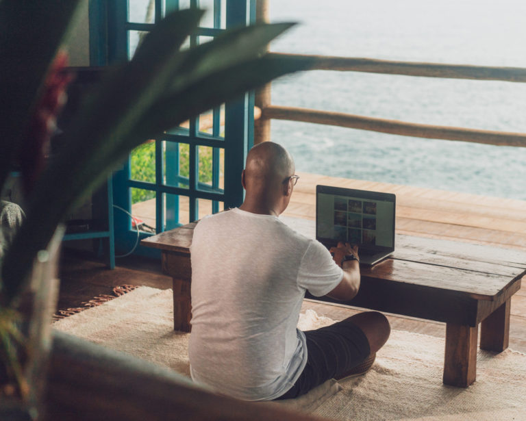 Em ação, Corona sorteará uma semana paga para home office em paraíso natural