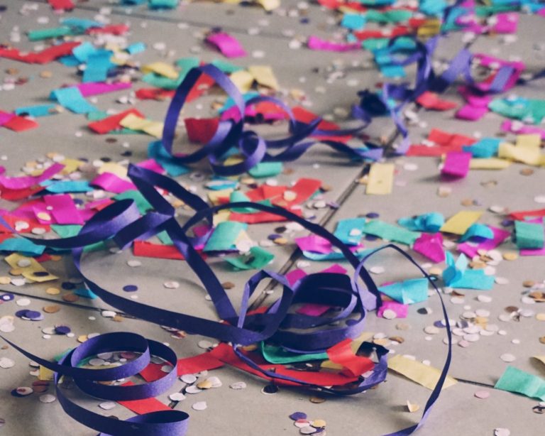 Conhecida por camarote, Brahma leva desfiles marcantes do carnaval à TV