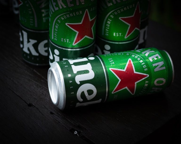 Heineken tem prejuízo de 204 milhões de euros em 2020 e cortará 8 mil empregos