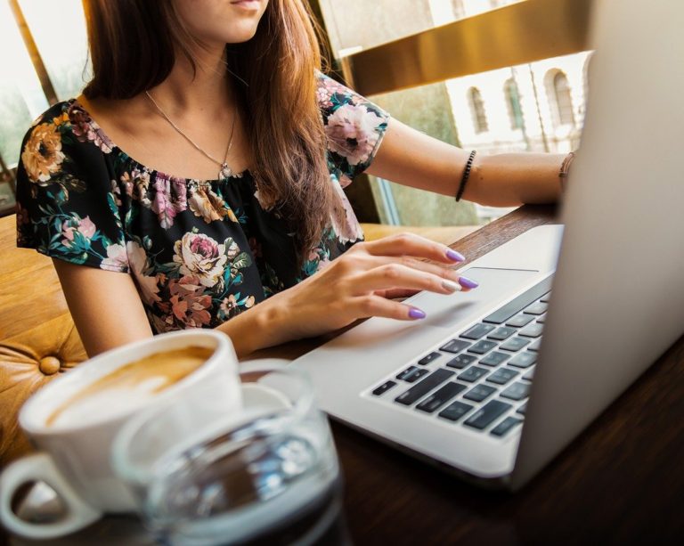 Mulheres crescem no mercado, mas disparidade entre gêneros é fator crítico