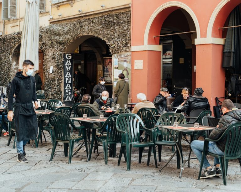 Estudo indica dificuldade de cumprimento de protocolos contra o coronavírus em bares