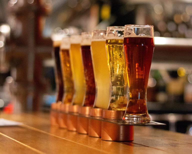 Servir para democratizar: A contribuição do sommelier de cervejas para o setor