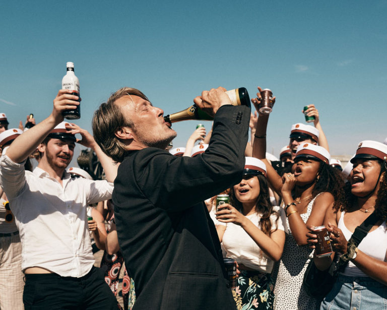 Crítica: Druk aborda prazeres, contradições e efeitos do álcool de forma atraente