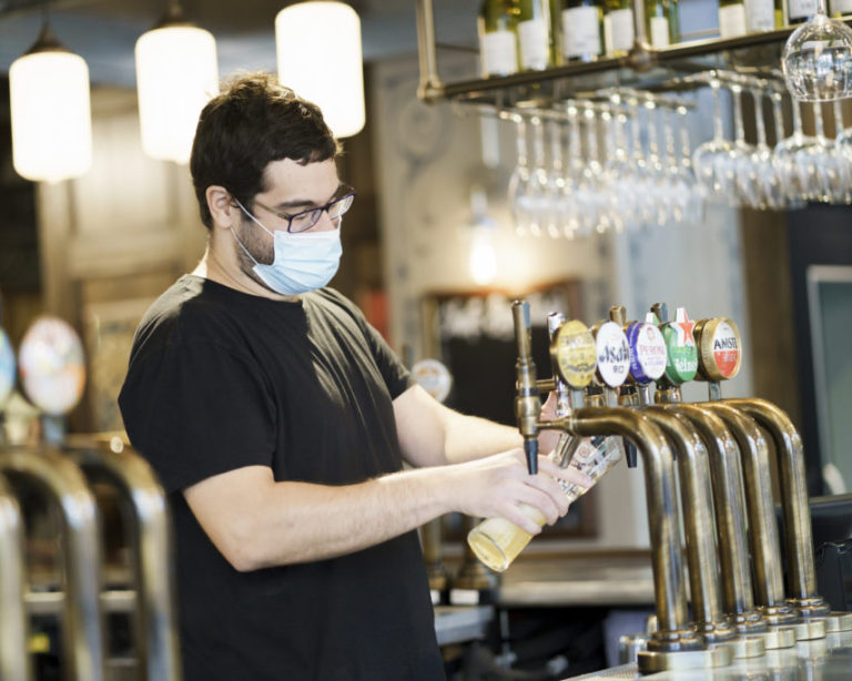 Após meses de fechamento, Reino Unido realiza reabertura de pubs por etapas