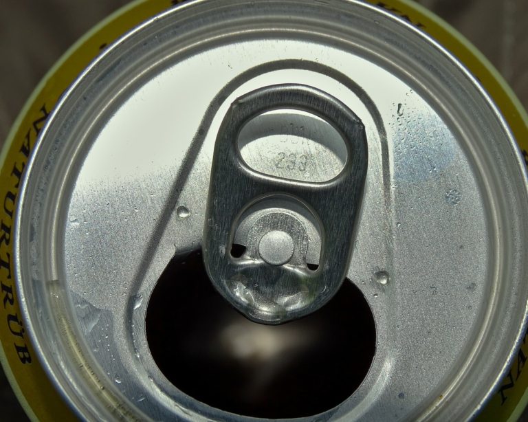 Morte após consumo de cerveja em MG é investigada; Marca nega uso de substância