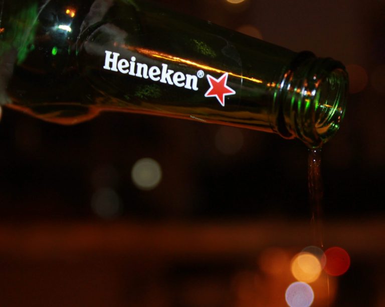 Por mais mercado, Heineken negocia compra do grupo líder em bebidas na África