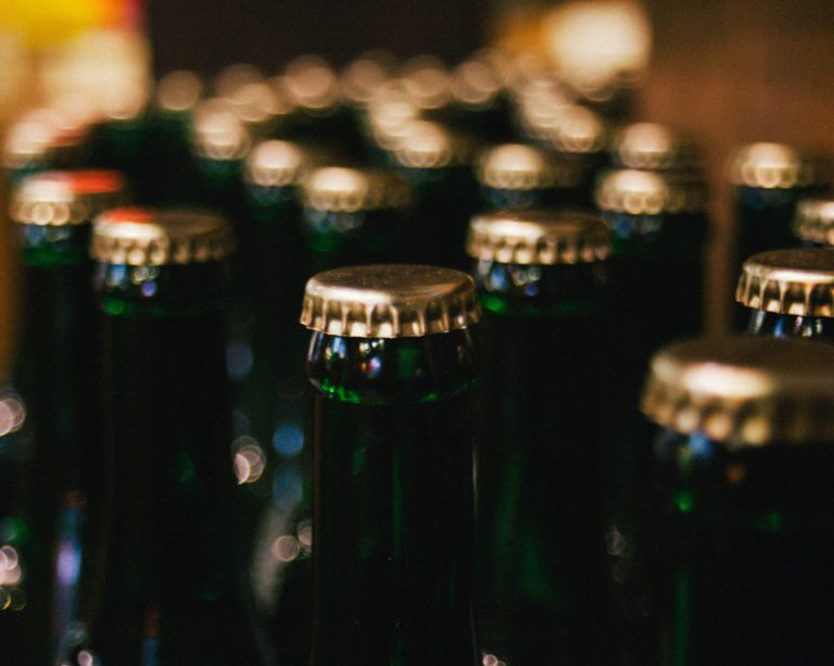 Fabricação de bebidas alcoólicas cresce 4% no trimestre, mas indústria retrai