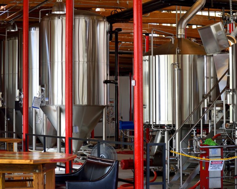 Fabricação de bebidas alcoólicas cresce 18% até abril, mas industria retrai