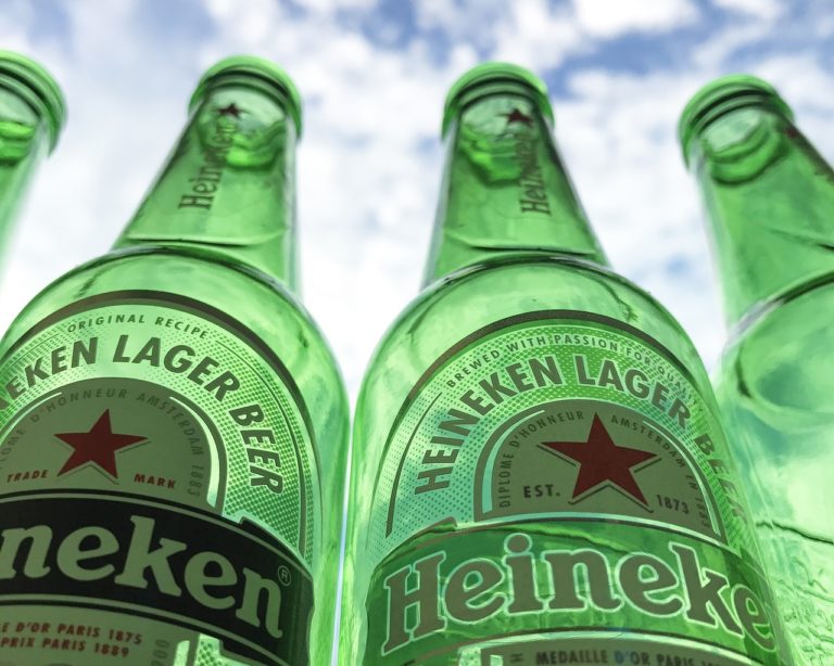 Heineken lucra 1,63 bi de euros no semestre, mas se preocupa com alta de custos