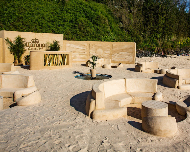 Corona cria bar temporário à base de areia e elementos da natureza