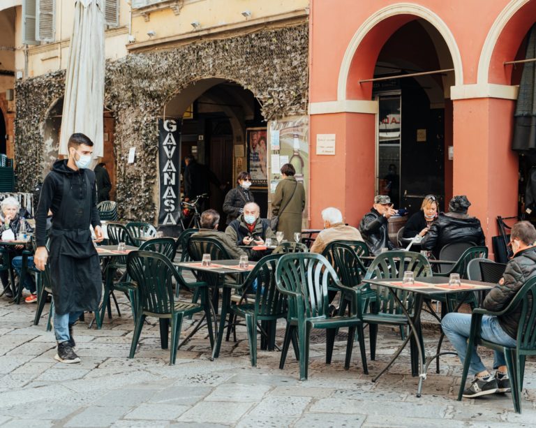 Abrasel e Grupo Petrópolis oferecerão cursos para profissionais de bares