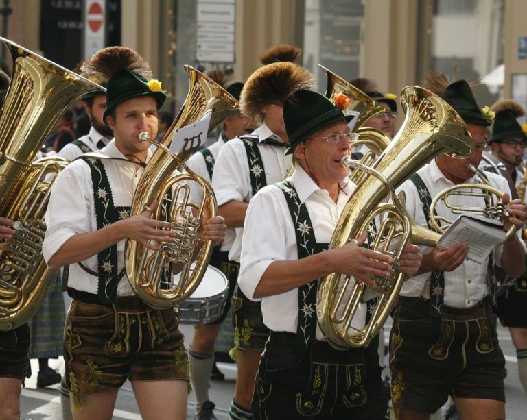 Oktoberfest: Cervejarias se movimentam com eventos e cidades adaptam festividades