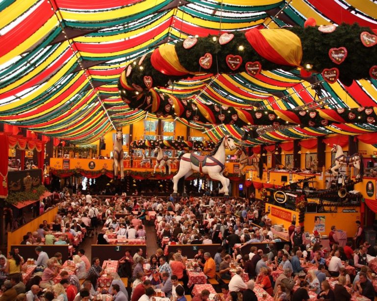 Lançamento e ação em bares: Schornstein tenta reproduzir clima da Oktoberfest alemã