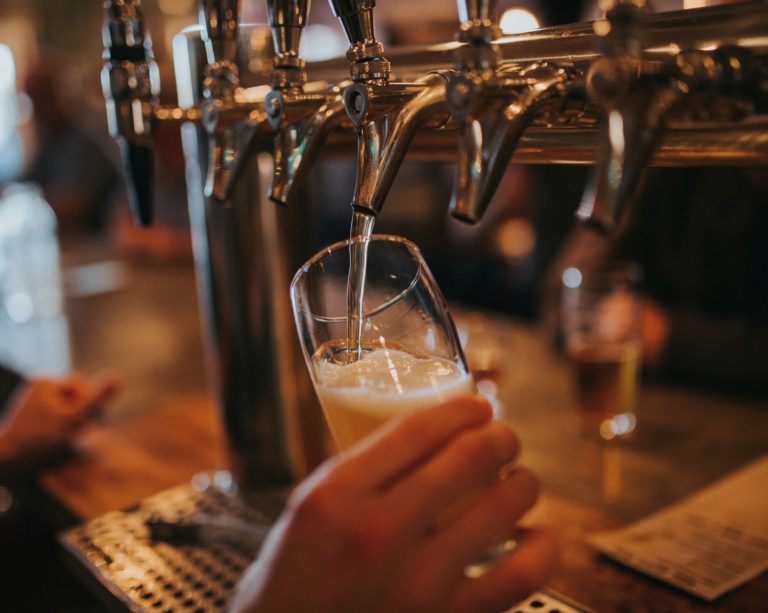 Heineken introduzirá versão 0.0 em chope nos pubs britânicos em 2022