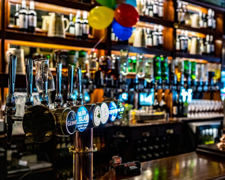 Reino Unido reduz imposto sobre bebidas com menos álcool e dá incentivo a pubs