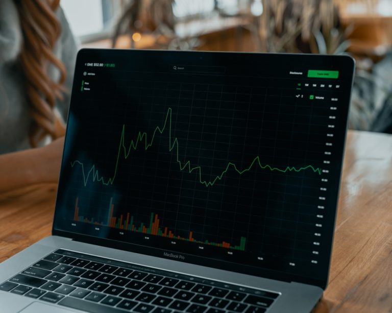 Ação da Ambev inicia último mês do ano em baixa, mas supera Bolsa em 2021