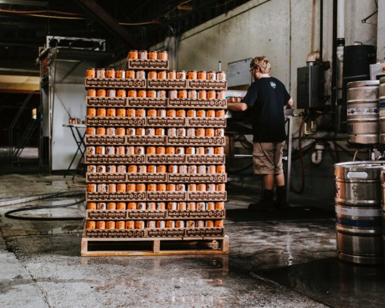 Fabricação de bebidas alcoólicas segue indústria e recua pelo 5º mês consecutivo