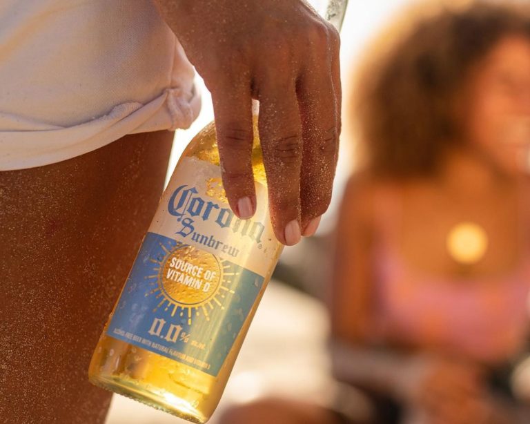 Corona cria cerveja com vitamina D e reforça ligação com vida ao ar livre