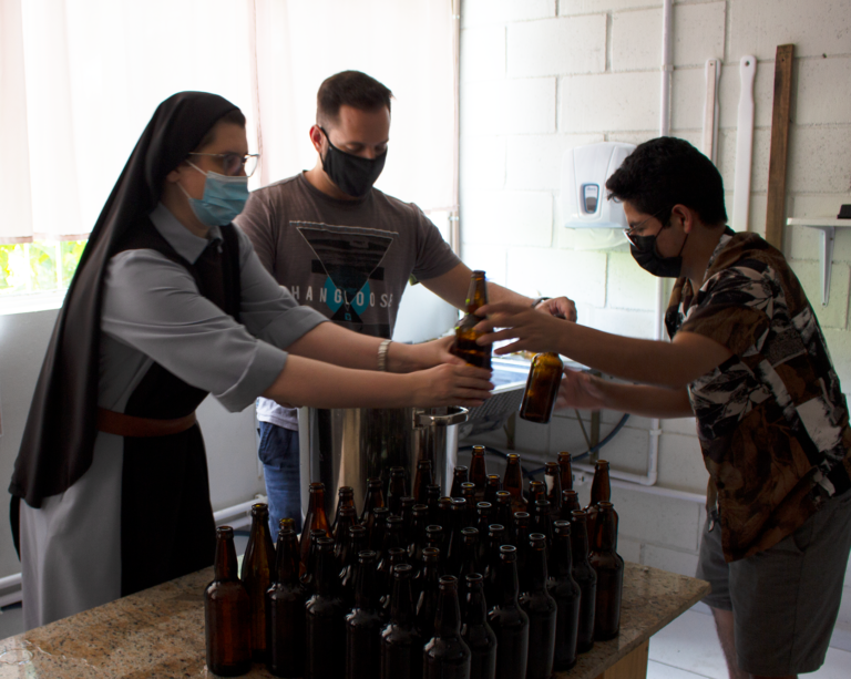 Irmãs de mosteiro em SC estudam para fazer cerveja e evidenciam tradição trapista