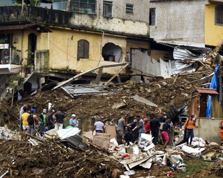 Chuva devasta Petrópolis e atinge operação de cervejarias; Como ajudar