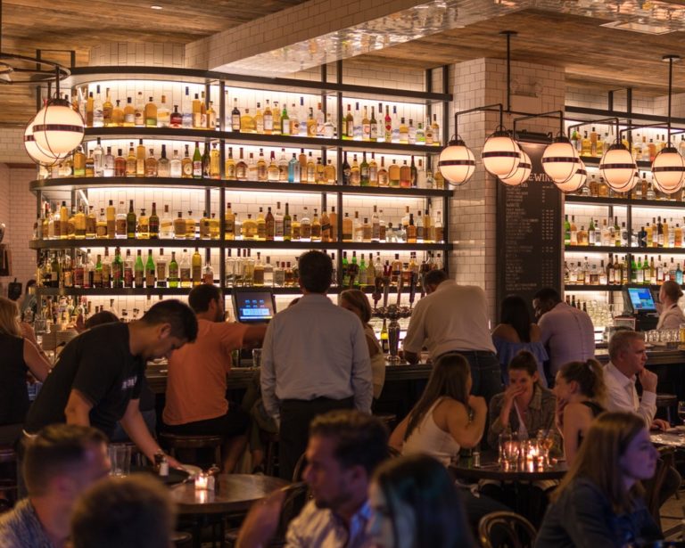 Alta dos casos de coronavírus freia recuperação e dificulta operação de bares