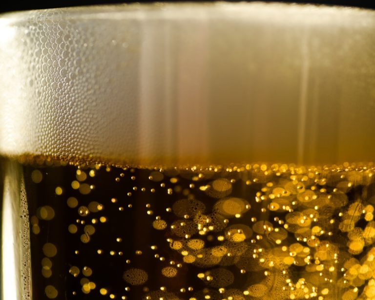 Ambev vê ação valorizar após balanço e está otimista para 2022, apesar dos custos